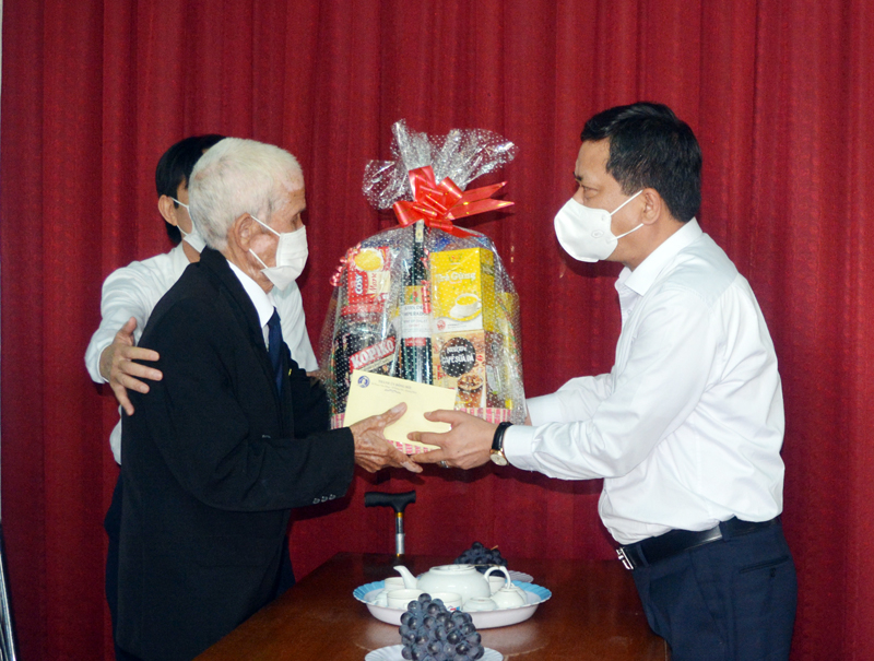 Đồng chí Trần Phong, Ủy viên Ban Thường vụ Tỉnh ủy, Bí thư Thành ủy Đồng Hới tặng quà chúc mừng năm mới đồng chí Trương Lương.