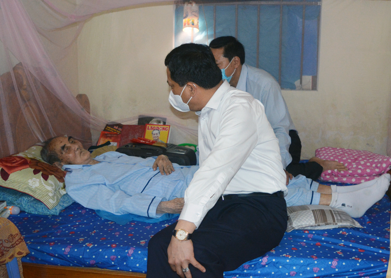 Bí thư Thành ủy Đồng Hới Trần Phong ân cần thăm hỏi sức khỏe đồng chí Phạm Kính.