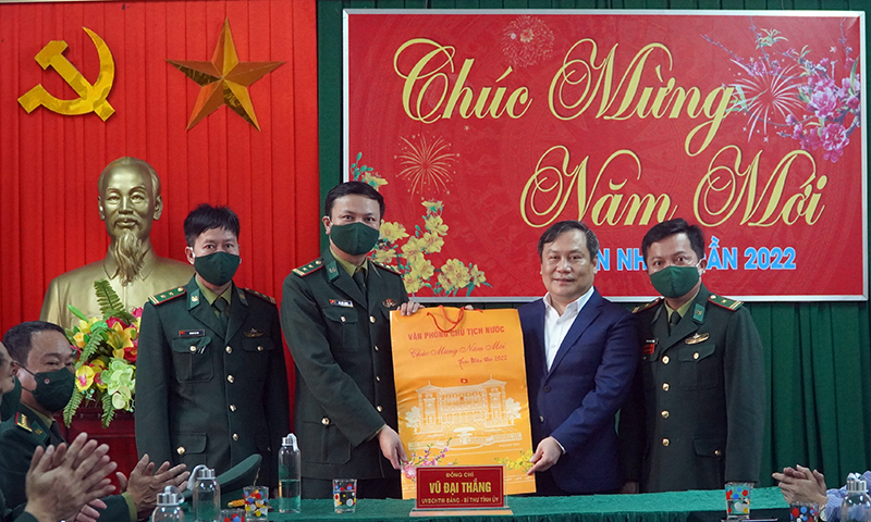 Đồng chí Bí thư Tỉnh ủy chúc mừng CBCS Đồn BP Nhật Lệ