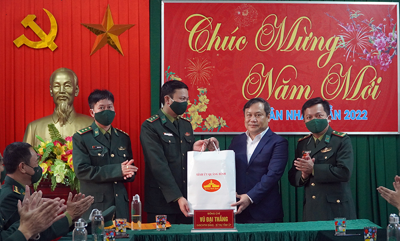 Đồng chí Bí thư Tỉnh ủy tặng quà chúc mừng CBCS Đồn Biên phòng Nhật Lệ.
