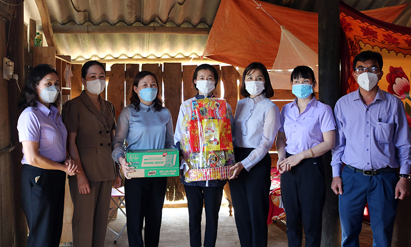 Đồng chí Diệp Thị Minh Quyết, Chủ tịch Hội LHPN tỉnh trao quà của chương trình “Mẹ đỡ đầu” cho cháu  Đặng Thị Huyền Trang