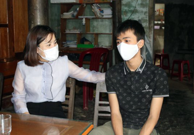 Đồng chí Diệp Thị Minh Quyết, Chủ tịch Hội LHPN tỉnh động viên cháu Trần Gia Hưng.