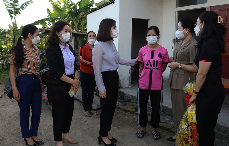 Đoàn công tác của Hội LHPN tỉnh thăm, tặng quà cháu Nguyễn Thị Mỹ Linh