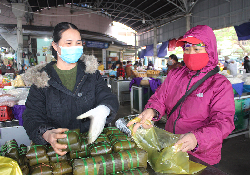 1.Bánh chưng của vợ chồng anh Hoàng Minh Hải-chị Hoàng Thị Hương ở phường Đức Ninh Đông (TP. Đồng Hới) được nhiều người ưa chuộng, chọn mua.