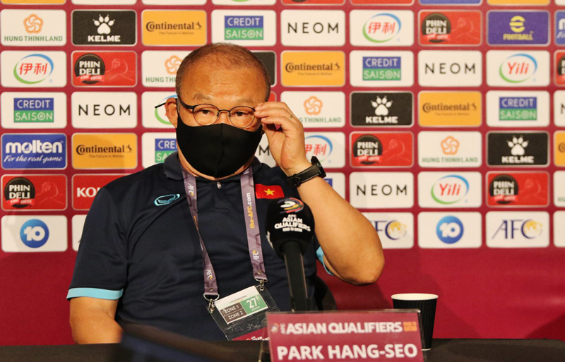 HLV Park Hang-seo chia sẻ sau trận đấu. Ảnh: VFF