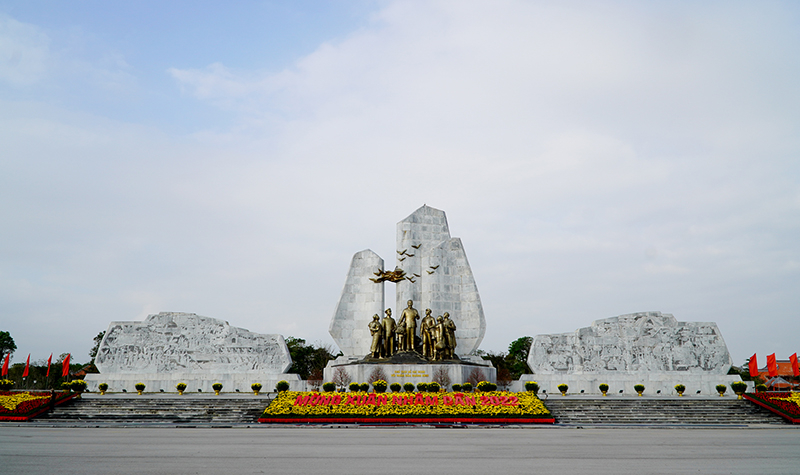 Quảng trường Hồ Chí Minh (TP. Đồng Hới) trong mùa xuân 2022. Ảnh: Tiến Hành