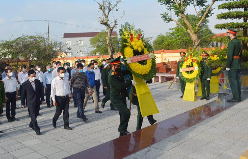 Lãnh đạo TP. Đồng Hới dâng hoa tại Nghĩa trang Liệt sỹ thành phố.