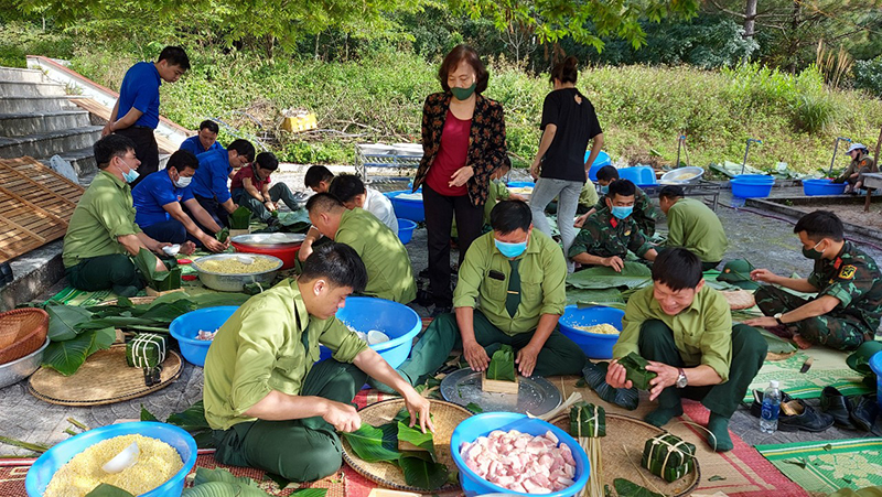Bà Võ Hòa Bình, con gái Đại tướng cùng các lực lượng tham gia gói bánh chưng.
