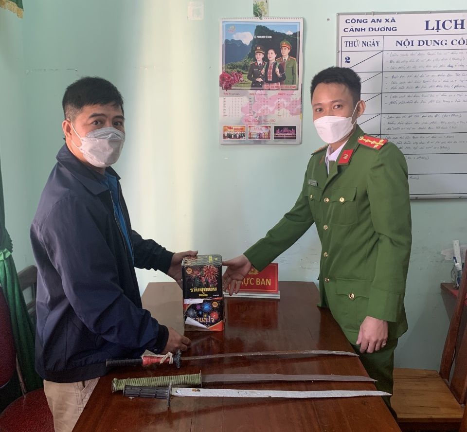 Người dân tựu nguyện đến cơ quan công an giao nộp pháo.