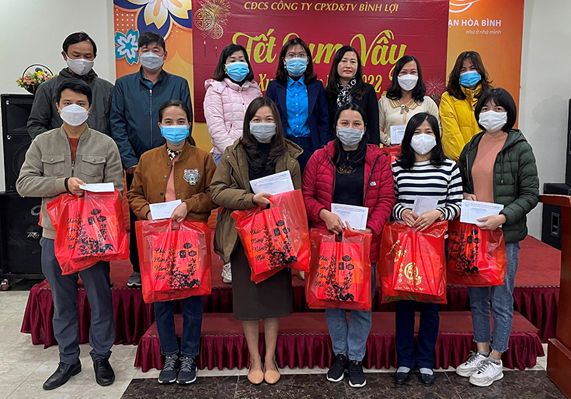 Công đoàn ngành Nông nghiệp-PTNT trao quà cho cho đoàn viên có hoàn cảnh khó khăn tại Công ty Cổ phần xây dựng và Tư vấn Bình Lợi.