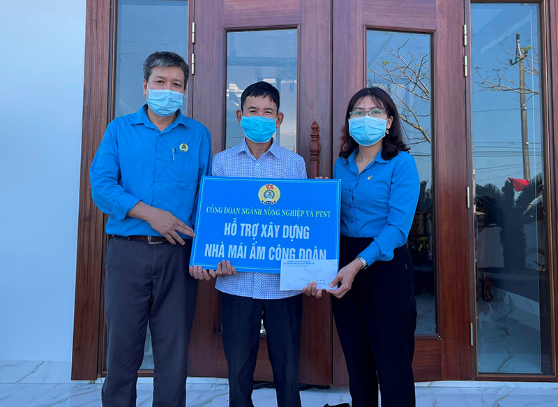 Công đoàn ngành Nông nghiệp-PTNT hỗ trợ mái ấm công đoàn cho đoàn viên ở Ban quản lý Khu dự trữ thiên nhiên Động Châu-Khe Nước Trong.