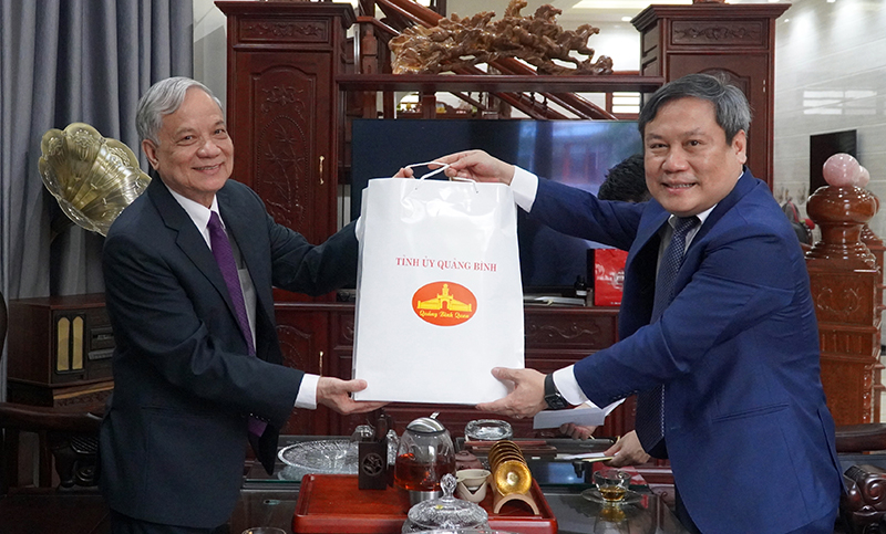 Đồng chí Bí thư Tỉnh ủy Vũ Đại Thắng chúc đồng chí Trần Hòa, nguyên Bí thư Tỉnh ủy cùng gia đình năm mới sức khỏe, hạnh phúc, an khang thịnh vượng.           