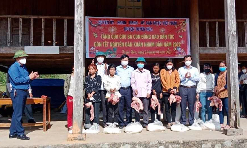 Lãnh đạo huyện Tuyên Hóa trao quà gồm thịt lợn và gạo nếp cho bà con 