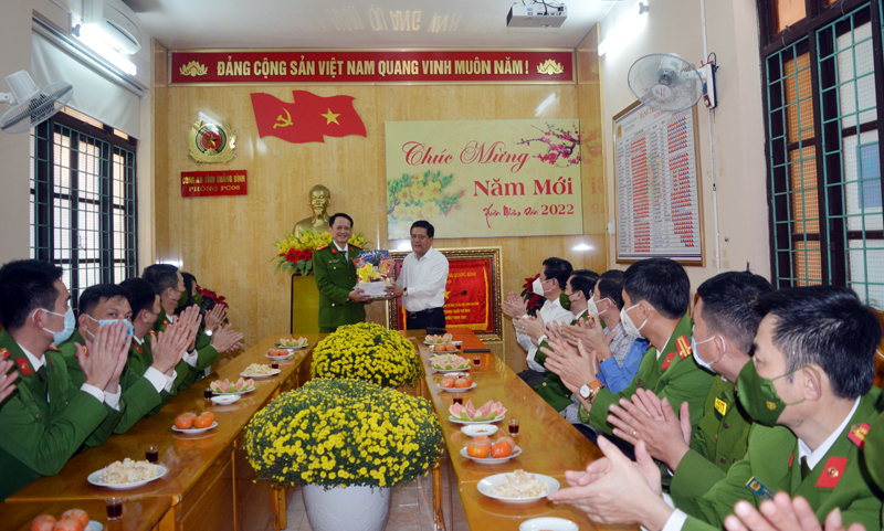 Đồng chí Bí thư Thành ủy Đồng Hới Trần Phong thăm, chúc Tết cán bộ, chiến sỹ Phòng Cảnh sát quản lý hành chính về trật tự xã hội, Công an tỉnh.