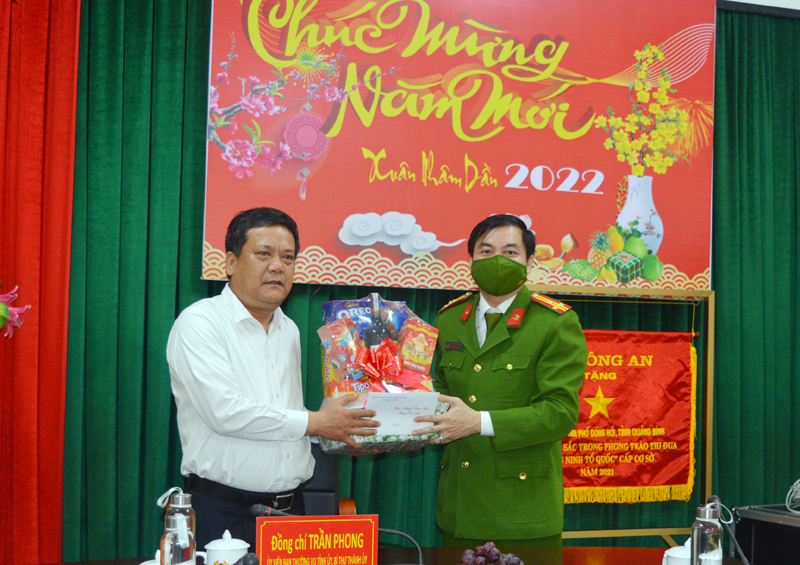 Đồng chí Trần Phong tặng quà Công an thành phố Đồng Hới.