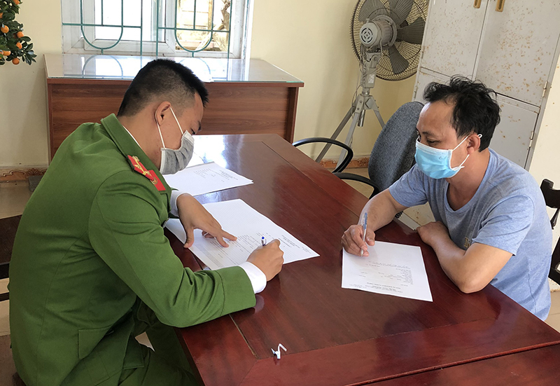 Đối tượng Nguyễn Trung Trực đốt pháo hoa nổ trái phép tại Công an phường Phú Hải.
