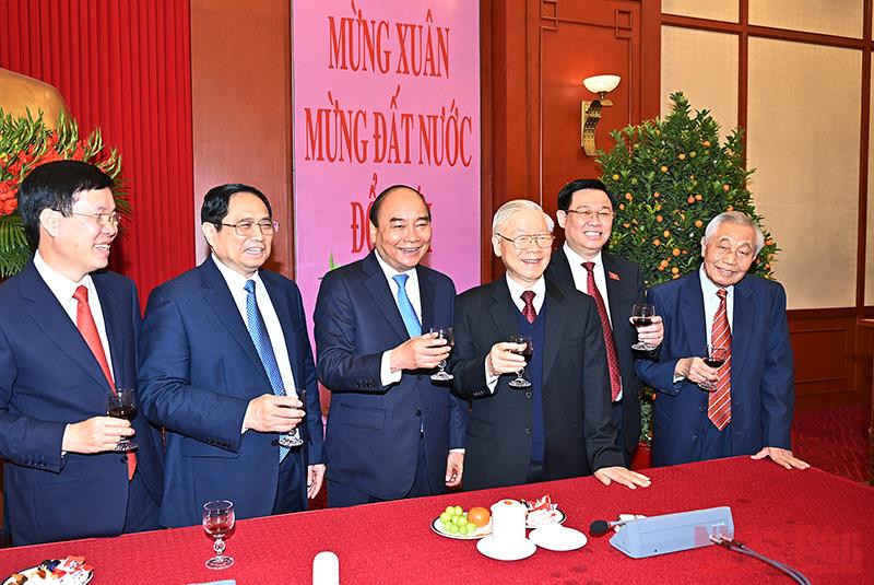 Các đồng chí lãnh đạo, nguyên lãnh đạo Đảng, Nhà nước nâng ly mừng Xuân Nhâm Dần. 