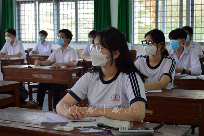 Học sinh lớp 12 Trường Trung học Phổ thông Đỗ Công Tường (thành phố Cao Lãnh, tỉnh Đồng Tháp) đến trường học trực tiếp. Ảnh: Nhựt An/TTXVN