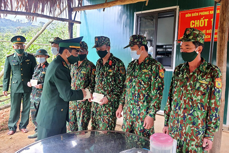 Đại tá Hồ thanh Sơn kiểm tra công tác sẵn sàng chiến đấu và tặng quà cán bộ, chiến sĩ chốt kiểm soát bảo vệ biên giới, phòng, chống dịch Covid-19, Đồn Biên phòng Ra Mai.