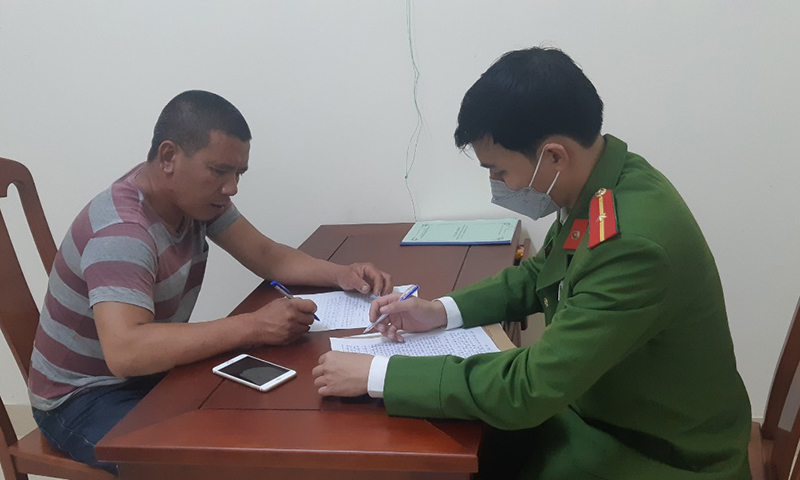 Đối tượng đốt pháo trái phép Đặng Thiết Hùng tại cơ quan Công an.