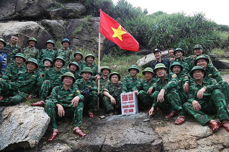 Đoàn công tác của tỉnh kiểm tra đảo Hòn Gió