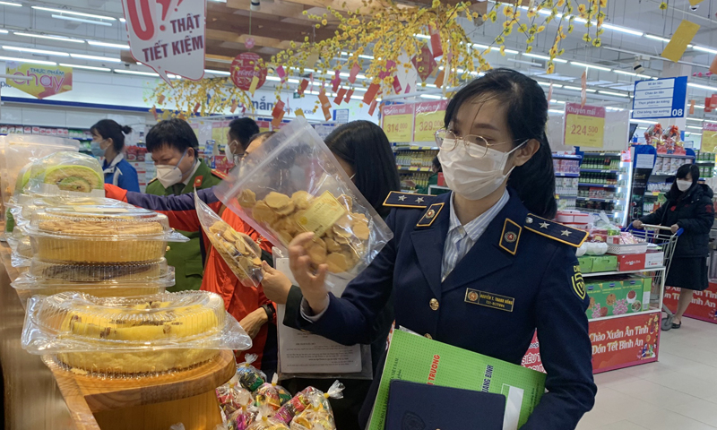 Đoàn kiểm tra liên ngành ATVST tỉnh kiểm tra công tác bảo đảm ATVST tại các cơ sở sản xuất, kinh doanh thực phẩm và hàng tiêu dùng trên địa bàn.