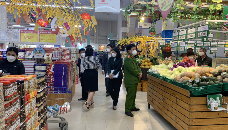 Các quầy hàng kinh doanh hàng tiêu dùng đã chuẩn bị đầy đủ các mặt hàng thiết yếu trong dịp Tết để phục vụ nhu cầu mua sắm tăng cao của nhân dân.