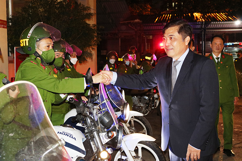 Đồng chí Đoàn Ngọc Lâm, Ủy viên Ban Thường vụ Tỉnh ủy, Phó Chủ tịch Thường trực UBND tỉnh thăm, động viên các đơn vị công an làm nhiệm vụ trực đêm giao thừa.