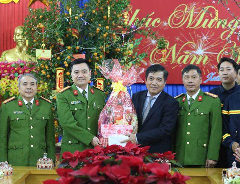 Đồng chí Phó Chủ tịch Thường trực UBND tỉnh chúc Tết Phòng  Cảnh sát phòng cháy chữa cháy và cứu hộ cứu nạn.