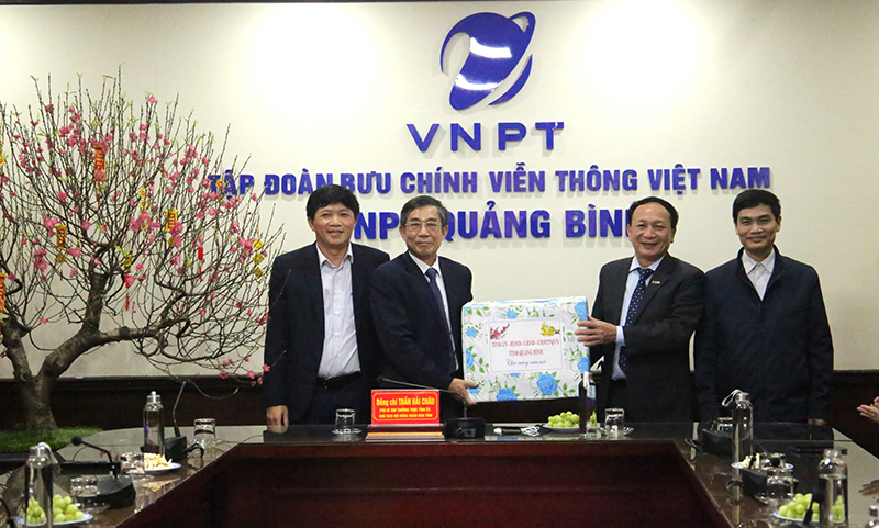 Đồng chí Phó Bí thư Thường trực Tỉnh ủy Trần Hải Châu tặng quà tập thể cán bộ, nhân viên Viễn thông Quảng Bình.