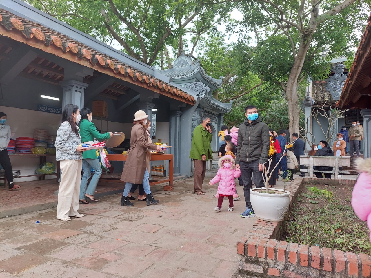 Hầu hết người dân, du khách đến thăm viếng đều đeo khẩu trang, chấp hành các biện pháp phòng, chống dịch Covid-19.
