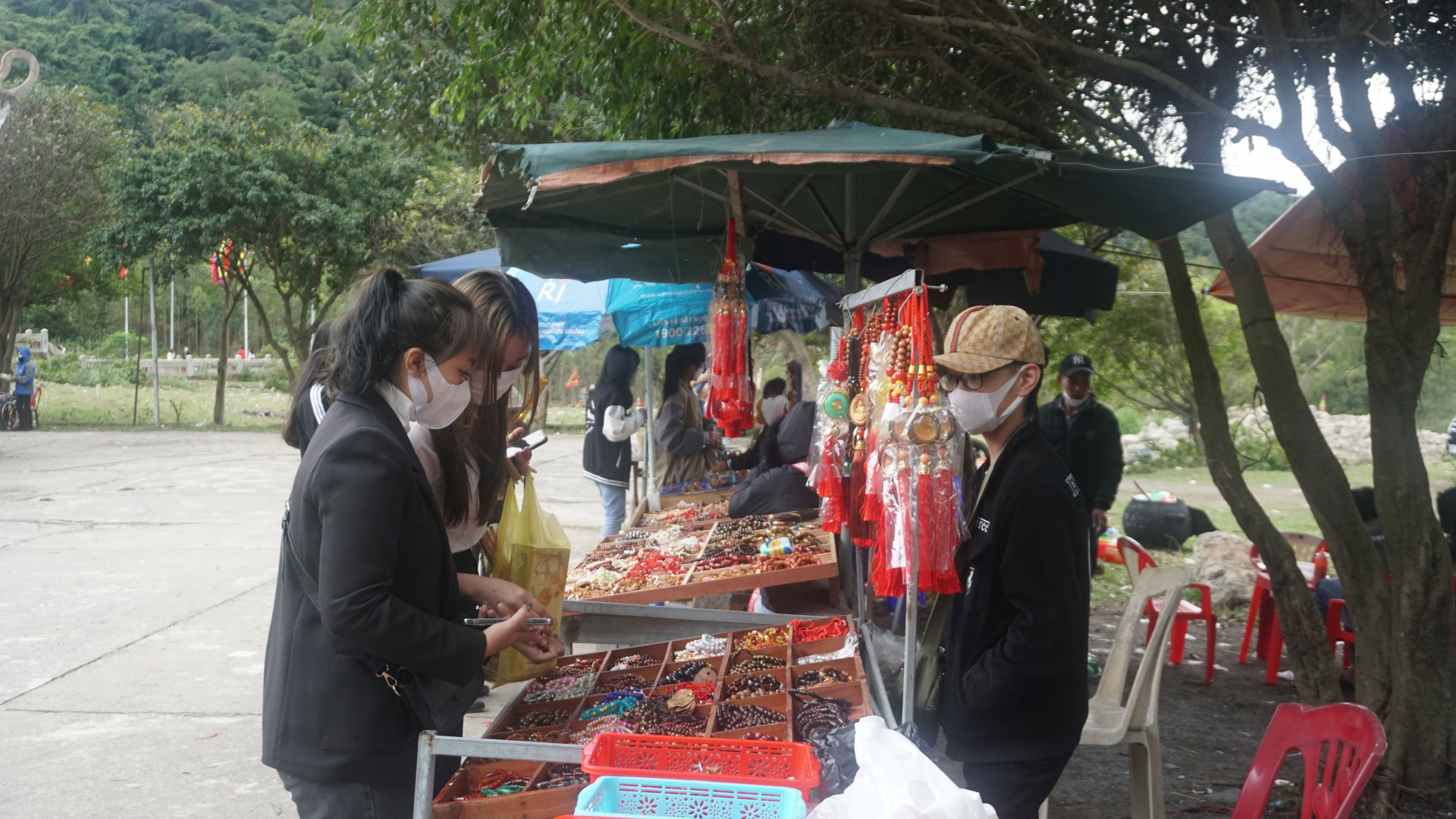 Du khách mua hàng lưu niệm.