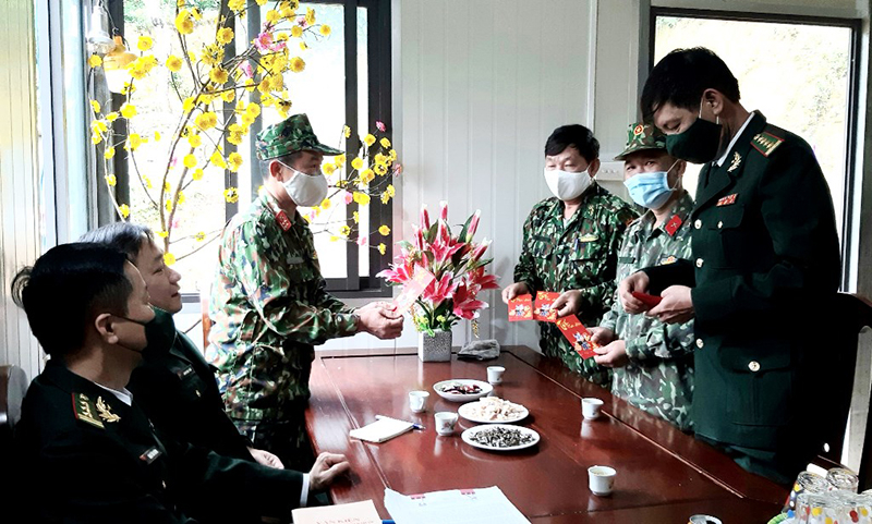 Cán bộ đoàn công tác Bộ Chỉ huy BĐBP tỉnh kiểm tra công tác đảm bảo sẵn sàng chiến đấu tại chốt kiểm soát bảo vệ biên giới, phòng chống dịch Covid-19 đồn Biên phòng Làng Ho.            