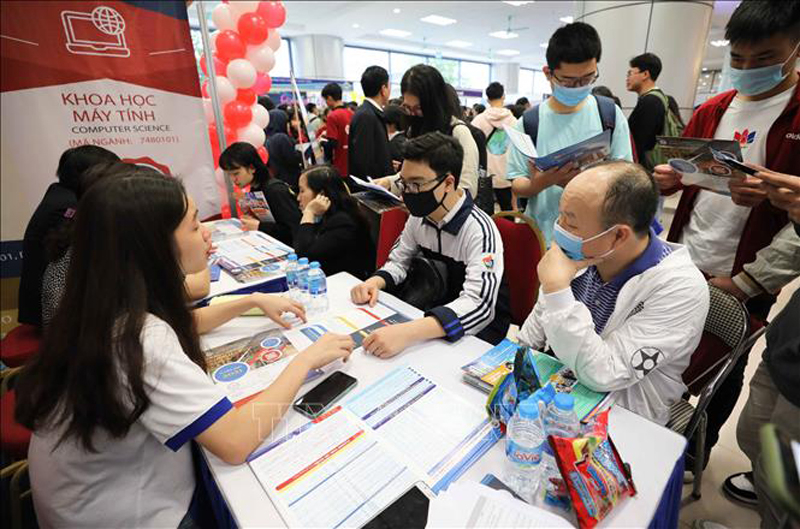 Phụ huynh và học sinh tham dự Ngày hội tư vấn tuyển sinh hướng nghiệp năm 2021 Đại học Kinh tế Quốc dân. Ảnh (tư liệu): Thanh Tùng/TTXVN 