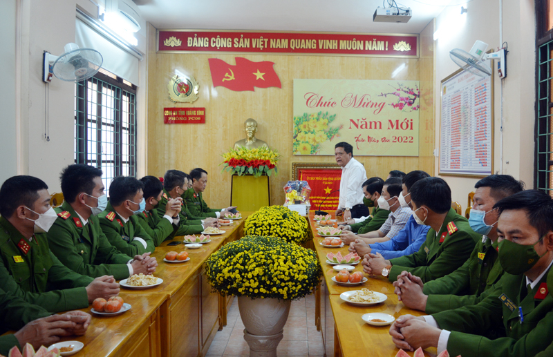 Bí thư Thành ủy Đồng Hới Trần Phong thăm, tặng quà động viên đơn vị trực làm nhiệm vụ trong những ngày Tết.