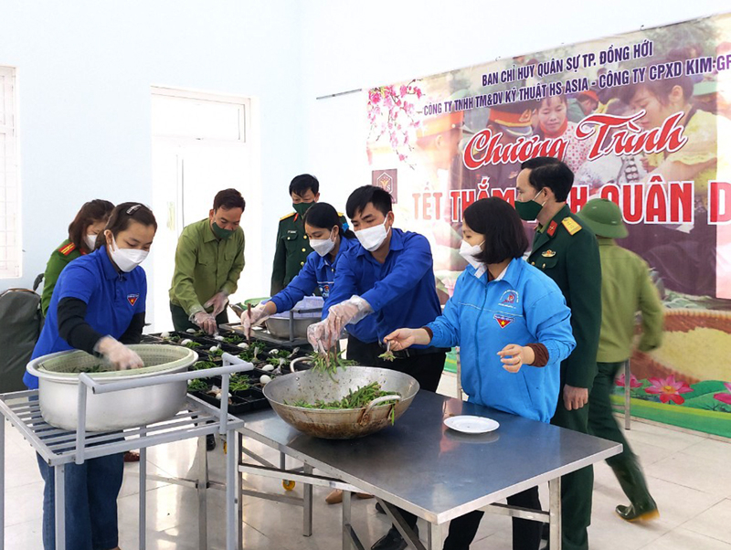 Ban chỉ huy Quân sự thành phố cũng kích hoạt bếp ăn để phục vụ các bệnh nhân F0 điều trị trong dịp Tết.