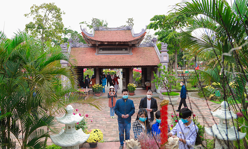 Các phật tử, người dân đến chùa Hoằng Phúc để cầu phúc và bình an.