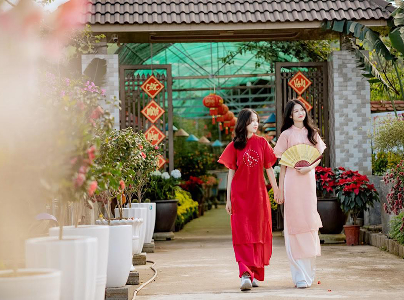 Du khách trải nghiệm Vườn hoa Tuyết Trinh (Lệ Thủy). 