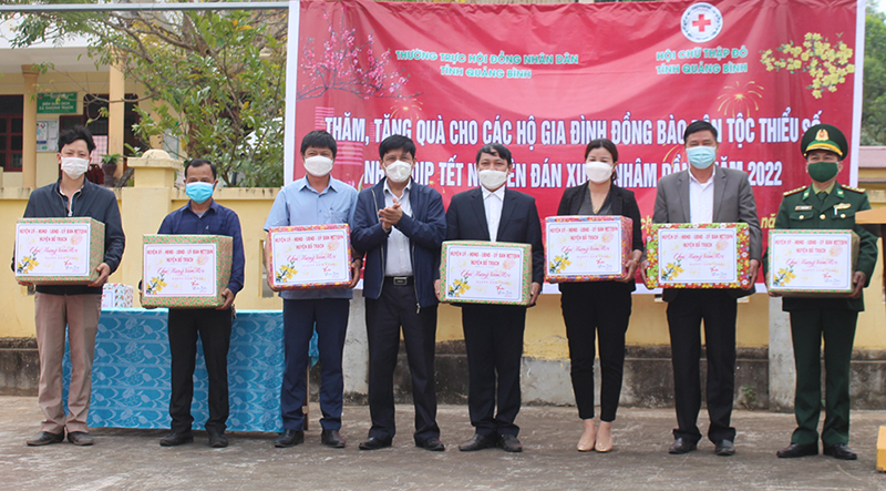  Đồng chí Bí thư Huyện ủy Bố Trạch Lê Công Toán tặng quà Tết cho các tổ chức, đoàn thể tại xã Thượng Trạch (Bố Trạch).