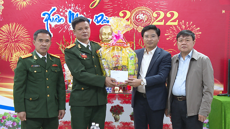 Đồng chí Bí thư Thị ủy Ba Đồn Trương An Ninh tặng quà các đơn vị trực đêm giao thừa