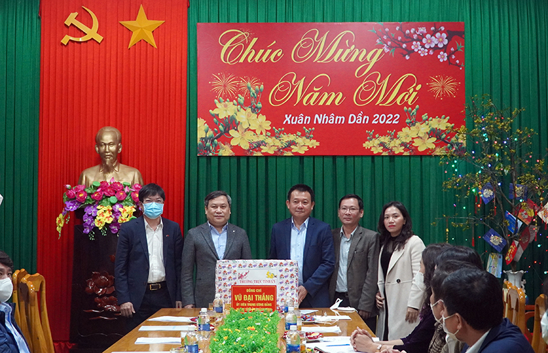 Đồng chí Bí thư Tỉnh ủy Vũ Đại Thắng tặng quà cho cán bộ, nhân viên CDC Quảng Bình 