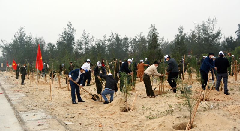 Các đại biểu tham gia trồng cây xanh tại lễ phát động “Tết trồng cây đời đời nhớ ơn Bác Hồ” do TP. Đồng Hới tổ chức.
