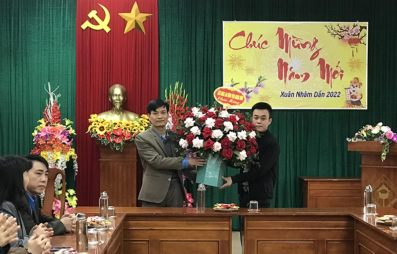Lãnh đạo LĐLĐ tỉnh tặng hoa chúc mừng Trung tâm công viên cây xanh Đồng Hới.