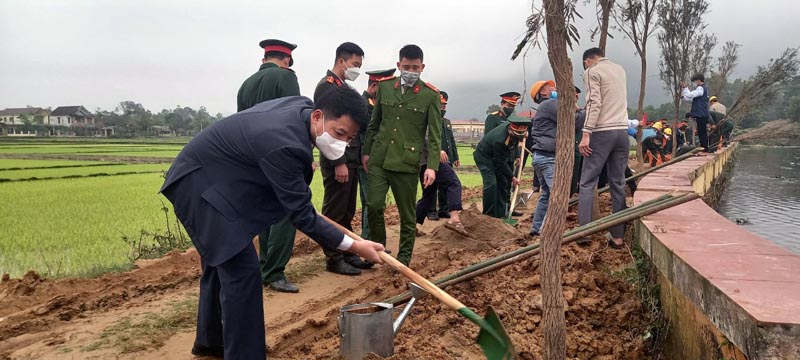 Các đồng chí lãnh đạo huyện Minh Hóa và đông đảo cán bộ công nhân viên chức, người lao động, học sinh, nhân dân trên địa bàn huyện tham gia  