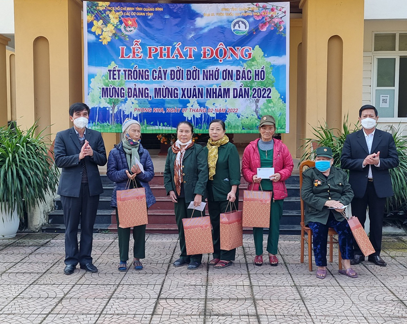 Đồng chí Nguyễn Thanh Lam, Tỉnh ủy viên, Bí thư Đảng ủy khối trao quà cho các cựu thanh niên xung phong.