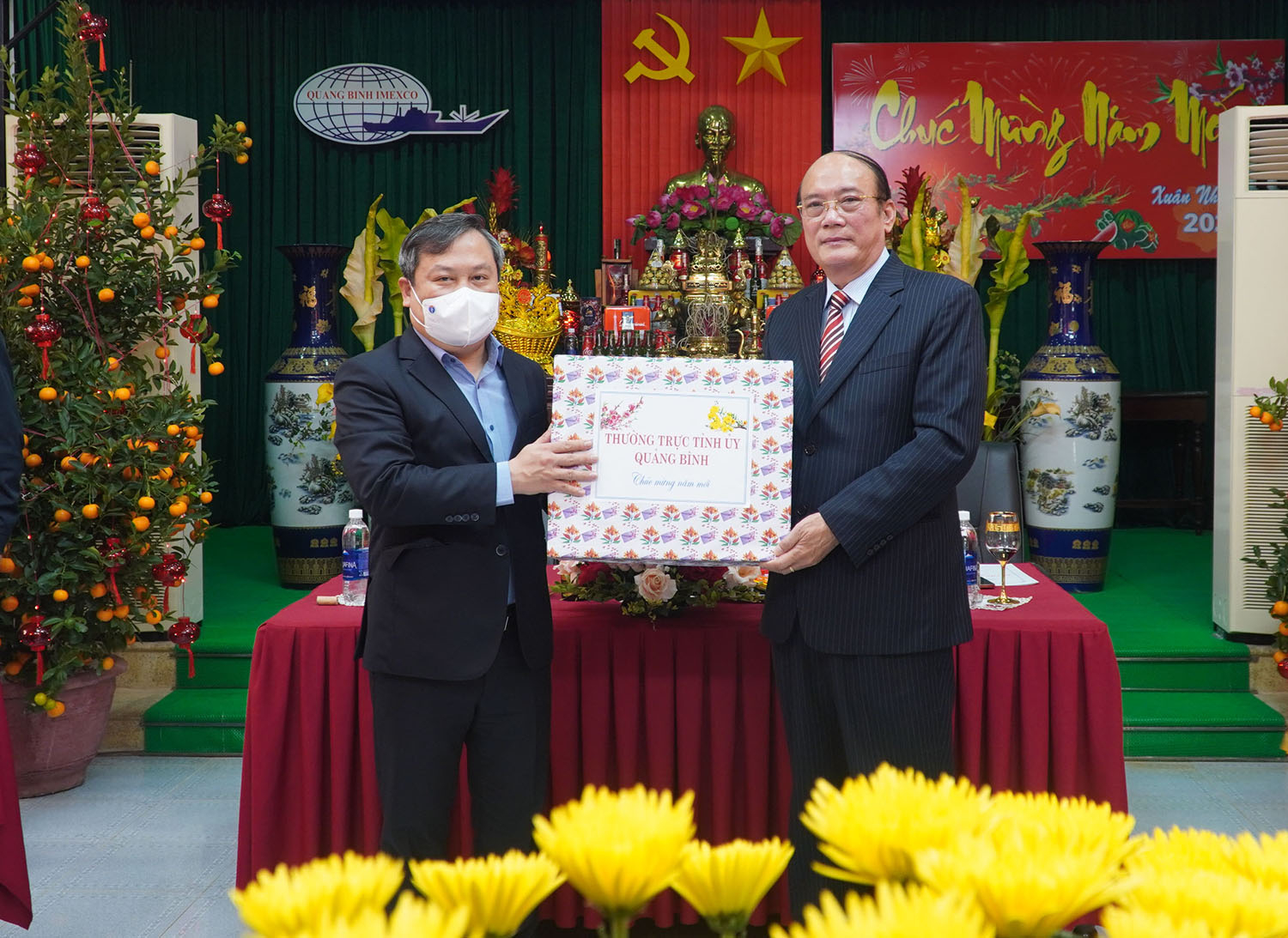 Đồng chí Bí thư Tỉnh ủy Vũ Đại Thắng tặng quà cho Công ty cổ phần xuất nhập khẩu Quảng Bình.