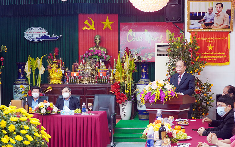 Đại diện lãnh đạo Công ty cổ phần xuất nhập khẩu Quảng Bình báo cáo kết quả sản xuất kinh doanh, xây dựng Đảng của đơn vị