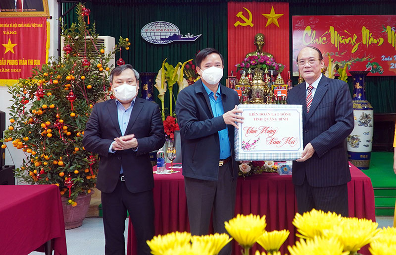 Đại diện lãnh đạo Liên đoàn Lao động tỉnh tặng quà cho đơn vị