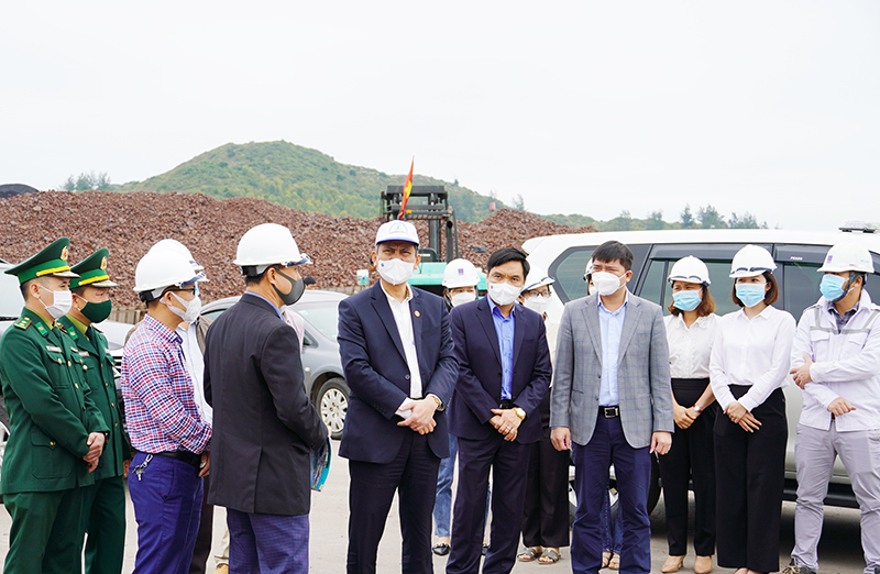 Đồng chí Chủ tịch UBND tỉnh Trần Thắng kiểm tra hoạt động bốc dỡ hàng hóa tại Cảng Hòn La.