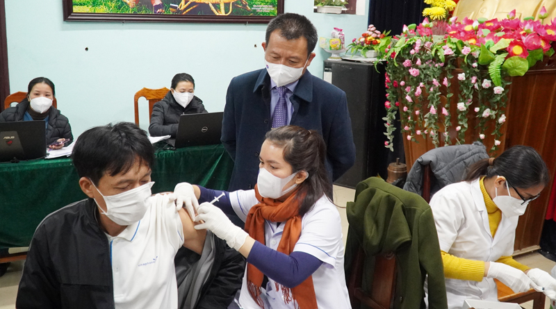 Ngành y tế xuyên Tết tiêm vắc xin mũi 3 cho người dân.